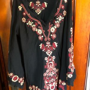 VINTAGE. FLORAL EMBROIDERED BLOUSE.